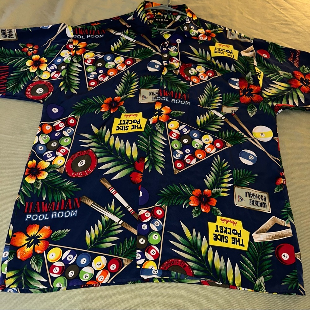 Koman Hawaiian Billiards Hall themed button up in a men’s Xl